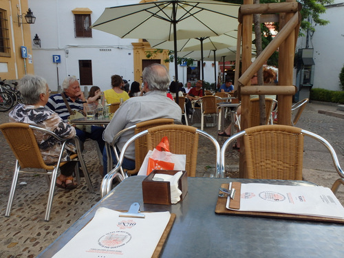 We found an open air restaurante in the shade.